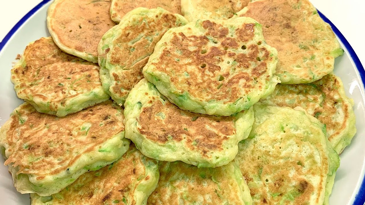 Deliciosas tortitas de calabacín a la plancha para una cena saludable