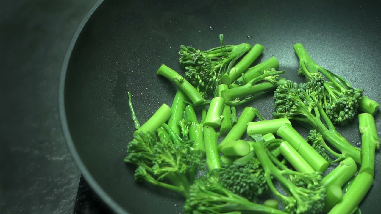 ¿Aburrido de las verduras? Prueba esta deliciosa receta de bimi salteado en solo 20 minutos