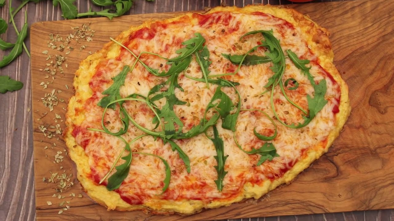 Deliciosa masa de pizza keto con pollo para satisfacer tus antojos