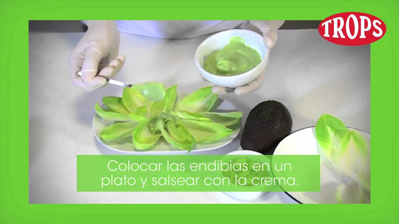 ¡Deléitate con esta explosión de sabores en tu plato! Endivias rellenas de queso azul y aguacate.