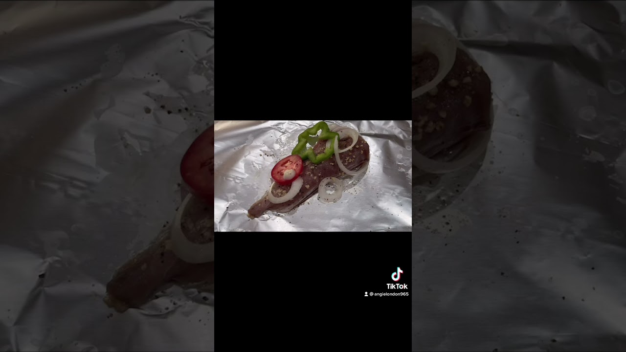 Exquisito atún al horno cocinado en papel aluminio en solo 30 minutos