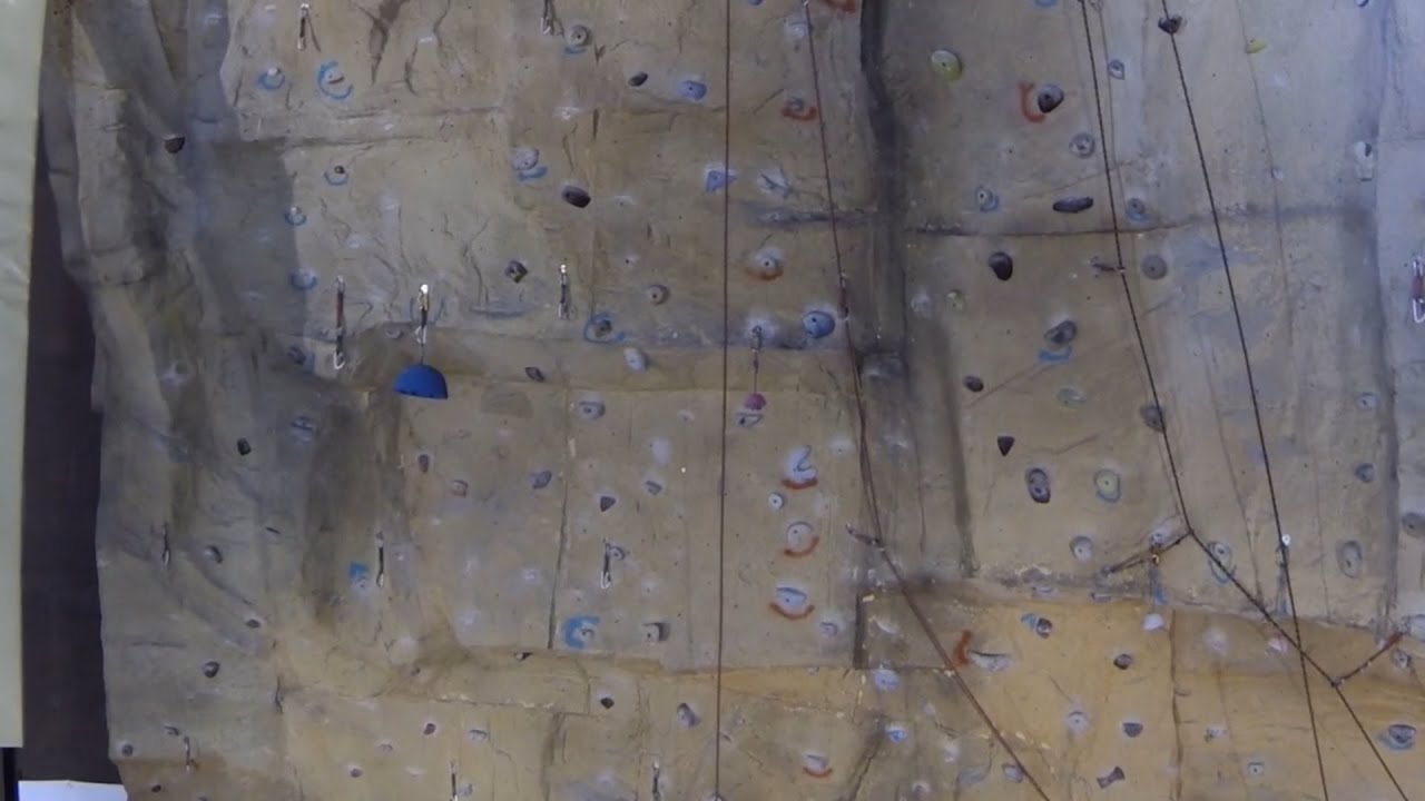 Navega por la adrenalina: Increíbles fotos del centro de escalada en la nave