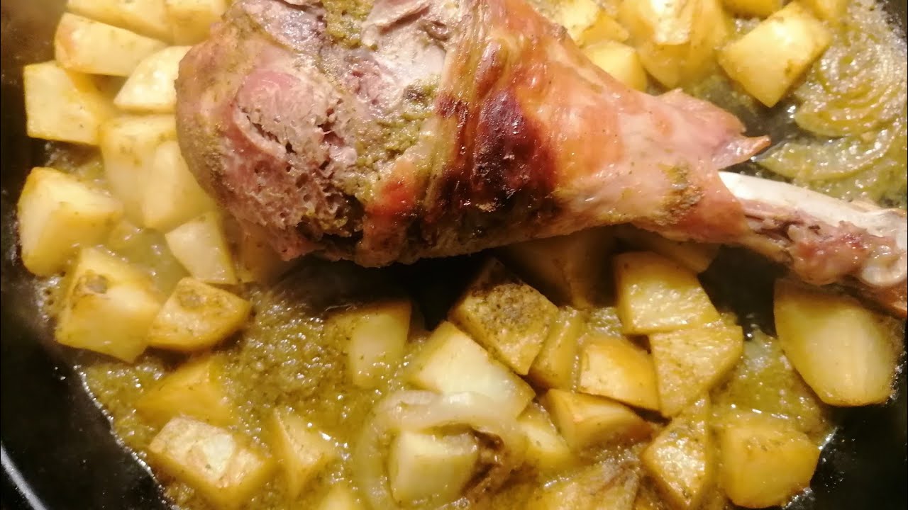 Deléitate con los deliciosos muslos de pavo al horno con patatas y cebolla en solo 60 minutos